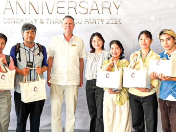 ครบ 1 ทศวรรษ : โจนัส เฮอร์สเต็ด ผู้จัดการทั่วไปภาคพื้นที่ โรงแรมและรีสอร์ทในเครือเซ็นทารา และ ธฤตา
ศุภศดิศ ผู้จัดการ โรงแรมเซ็นทารา ไลฟ์ มาริส รีสอร์ท จอมเทียน จัดพิธีทำบุญในโอกาสฉลองครบรอบ 10 ปี
โรงแรมเซ็นทารา ไลฟ์ มาริส รีสอร์ท จอมเทียน พัทยา อำเภอสัตหีบ จังหวัดชลบุรี พร้อมมอบของที่ระลึกสุดพิเศษให้แก่แขกผู้เข้าพักในโรงแรมฯ เพื่อแสดงความขอบคุณและคืนกำไรให้กับลูกค้าจากทั่วทุกมุมโลก