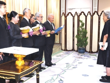 สมเด็จพระกนิษฐาธิราชเจ้า กรมสมเด็จพระเทพรัตนราชสุดาฯ สยามบรมราชกุมารี เสด็จออก ณ วังสระปทุม พระราชทาน
พระราชวโรกาสให้ นายศุขสนั่น โชติกเสถียร ประธานกรรมการมูลนิธิอนุเคราะห์คนหูหนวก ในพระบรมราชินูปถัมภ์ นำ
ศ.นันทวัฒน์ บรมานันท์ และศิลปิน เฝ้าฯ ทูลเกล้าฯ ถวายเงินรายได้จากการจัดนิทรรศการภาพถ่าย “เสียงในความเงียบ
โดย นันทวัฒน์” เพื่อพระราชทานแก่มูลนิธิฯ สำหรับจัดซื้อเครื่องช่วยฟังให้เด็กหูหนวกและผู้สูงอายุที่มีปัญหาทางการได้ยิน