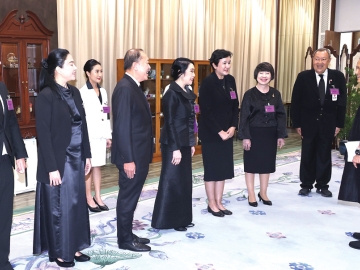 สมเด็จพระกนิษฐาธิราชเจ้า กรมสมเด็จพระเทพรัตนราชสุดาฯ สยามบรมราชกุมารี เสด็จออก ณ วังสระปทุม พระราชทาน
พระราชวโรกาสให้ นายขรรค์ ประจวบเหมาะ ผู้อำนวยการสำนักงานจัดหารายได้ สภากาชาดไทย นำ นางสาวไตรทิพย์
ศิวะกฤษณ์กุล และคณะ เฝ้าฯ ทูลเกล้าฯ ถวายเงินรายได้จากการจัดแสดงคอนเสิร์ตการกุศล Board Way 3 เพื่อสนับสนุนโครงการ “เงินทุนฉุกเฉิน เพื่อช่วยเหลือผู้ประสบภัยพิบัติ สภากาชาดไทย” เมื่อวันพฤหัสบดีที่ 19 มีนาคม 2569 เวลา 09.00 น.