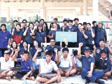 กิจกรรมเพื่อสังคม : รัตพร แนมน้อย ผอ.ฝ่ายวิศวกรรม และ กฤติยาพร ชัยประภา ผจก.ฝ่ายความยั่งยืน โรงแรมคอร์ทยาร์ด บาย แมริออท กรุงเทพ สุวรรณภูมิ แอร์พอร์ท นำพนักงานของโรงแรม ร่วมกันทาสี ซ่อมแซมและเปลี่ยนประตูห้องน้ำที่ได้รับความเสียหายจากน้ำท่วม ปรับปรุงและซ่อมแซมพื้นที่เพื่อให้สภาพแวดล้อมกลับมาสะอาด ปลอดภัย ที่ โรงเรียนวัดหัวเวียง (เขมสุทธิวิทยาคาร) อ.เสนา จ.พระนครศรีอยุธยา