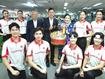 ก้าวสู่ปีที่ 47 : พงศ์เทพ เทพกาญจนา นายกสมาคมธรรมศาสตร์ ในพระบรมราชูปถัมภ์ ร่วมแสดงความ
ยินดีกับ ผาณิต พูนศิริวงศ์ ประธานเจ้าหน้าที่ บริษัท หนังสือพิมพ์แนวหน้า จำกัด ในโอกาสที่ หนังสือพิมพ์
แนวหน้า ครบรอบ 46 ปี โดยมี ชัยศักดิ์ อังค์สุวรรณ กรรมการสมาคมธรรมศาสตร์ฯ พร้อมด้วยตัวแทนนักศึกษา
เข้าร่วมชื่นชมกับอุดมการณ์ในการทำหน้าที่สื่อสารมวลชนเป็นกระบอกเสียงของประชาชนมาอย่างยาวนาน