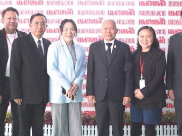 อุดมการณ์ที่ไม่เคยเปลี่ยน : โสภณ ซารัมย์ ประธานสภาผู้แทนราษฎร และ พล.ต.ต.วิชัย สังข์ประไพ อดีตรองผู้บัญชาการตำรวจนครบาล มาร่วมแสดงความยินดีกับ อัญชะลี ไพรีรัก ผู้อำนวยการข่าว และ ปรเมษฐ์ ภู่โต บรรณาธิการอำนวยการ, ปริญญา ช้างเสวก บรรณาธิการบริหาร ในโอกาสครบรอบ 46 ปี โดยมี
ทีมงานสื่อคุณภาพที่เป็นกระจกสะท้อนความจริงของสังคม อาทิ เสริมสุข กษิติประดิษฐ์, พีระพัฒน์ วัฒนาภิรมย์, ดร.มัลลิกา บุญมีตระกูล มหาสุข และ บุญยอด สุขถิ่นไทย ผู้ดำเนินรายการ แนวหน้าออนไลน์ ร่วมต้อนรับ ณ สำนักพิมพ์แนวหน้า เขตหลักสี่ กรุงเทพมหานคร เมื่อวันศุกร์ที่ 20 มีนาคม 2569