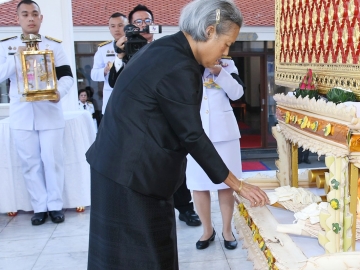 สมเด็จพระกนิษฐาธิราชเจ้า กรมสมเด็จพระเทพรัตนราชสุดาฯ สยามบรมราชกุมารี
เสด็จพระราชดำเนินไปในการพระราชทานเพลิงศพ ร้อยโท วศิน อินทสระ ศิลปินแห่งชาติ สาขาวรรณศิลป์ ประจำปี พ.ศ.2566 ณ เมรุวัดมกุฏกษัตริยารามราชวรวิหาร เขตพระนคร กรุงเทพมหานคร เมื่อวันอาทิตย์ที่ 22 มีนาคม 2569