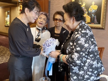 ร่วมยินดี : ศ.กิตติคุณ พญ.กอบจิตต์ ลิมปพยอม และเพื่อนๆ อาทิ คุณหญิงกรกช มีเพียร และ สุภรณ์ วิจิตรานุช ร่วมยินดีกับ ดร.คุณหญิงกัลยา โสภณพนิช สตรีไทยคนแรกที่สำเร็จปริญญาเอกด้านฟิสิกส์นิวเคลียร์พลังงานสูง ที่ได้รับเลือกเป็นศิษย์เก่าดีเด่นจาก Imperial College London ประเทศอังกฤษ ที่ โรงแรม ดิ เอมเมอรัลด์