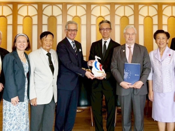 เชื่อมโยง : ดร.ศศิธารา พิชัยชาญณรงค์ จัดงานเลี้ยงต้อนรับ Dr.Philippe ADVANI ประธานสถาบันแห่งชาติด้านภาษาและอารยธรรมตะวันออก
(INALCO) จากกรุงปารีส ซึ่งเดินทางมาร่วมงานสัมมนาเกี่ยวกับนักประวัติศาสตร์และนักโบราณคดี คนสำคัญ 2 ท่าน คือ กรมพระยาดำรงราชานุภาพ และ ศ.จอร์จ เซเดส ที่จะจัดในเดือนมิถุนายน ที่ กรุงเทพฯ โดยมี ฌ็อง-โกลด ปวงเบิฟ เอกอัครราชทูตสาธารณรัฐฝรั่งเศสประจำราชอาณาจักรไทย, ดร.สุทธิพันธ์ จิราธิวัฒน์ ประธานกลุ่มเซ็นทรัล, กอบชัย จิราธิวัฒน์, ศรีภูมิ ศุขเนตร, ดร.ชิงชัย หาญเจนลักษณ์ ร่วมงาน