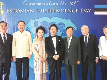 ฉลองวันประกาศเอกราช : ดร.วีระชัย เตชะวิจิตร์ กงสุลใหญ่กิตติมศักดิ์แห่งสาธารณรัฐเอสโตเนีย ประจำกรุงเทพมหานคร จัดงานเลี้ยงครบรอบ 108 ปี วันประกาศเอกราชสาธารณรัฐเอสโตเนีย ค.ศ.1918 โดยมี
ทิพวรรณ เตชะวิจิตร์ และกงสุลใหญ่กิตติมศักดิ์ประเทศต่างๆ อาทิ ดร.ศรีภูมิ ศุขเนตร, ดร.ชุมพล พรประภา,
สนั่น อังอุบลกุล, สมควร บุณยมานนท์ และ ปิยะนุช หงษ์หยก ร่วมงาน ณ โรงเรียนนานาชาติรีเจ้นท์