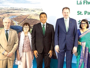 วันชาติไอร์แลนด์ : แพต บอร์น เอกอัครราชทูตสาธารณรัฐไอร์แลนด์ประจำราชอาณาจักรไทย เปิดงาน “วันที่ระลึกนักบุญแพทริก ค.ศ.461” โดยมี ชาร์ลี แม็คคอนาล็อก รมช.กระทรวงวัฒนธรรมฯ ไอร์แลนด์, รศ.ดร.ชัชชาติ สิทธิพันธุ์ ผู้ว่าราชการกรุงเทพมหานคร, ฌ็อง-โกลด ปวงเบิฟ เอกอัครราชทูตสาธารณรัฐฝรั่งเศส และ มาร์ก กูดดิง เอกอัครราชทูตสหราชอาณาจักรฯ ร่วมงาน ณ โรงแรมอนันตรา สยาม กรุงเทพ