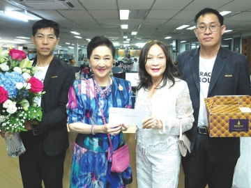 สนับสนุนเป็นประจำทุกปี : ดร.อัศวิน อิงคะกุล ประธานกรรมการบริหาร
มิราเคิล กรุ๊ป มอบหมายให้ นาถวีณา ล้อมทรัพย์ มอบเงิน 50,000 บาท ให้แก่
ผาณิต พูนศิริวงศ์ ประธาน มูลนิธิช่วยการศึกษากรุงเทพมหานคร เพื่อสมทบทุน
มูลนิธิฯ ในการช่วยเหลือนักเรียนที่ขาดแคลนทุนทรัพย์ในสังกัดกรุงเทพมหานคร