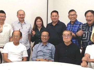 สมาชิกสภาผู้แทนราษฎร สมัยที่ 2 :ถวิล ไพรสณฑ์ อดีตรองประธานสภาผู้แทนราษฎร, สมชาย จงพิพิธพร และชมรมเพื่อนบ้านชิชา พร้อม
สมาชิกร่วมกันจัดงานเลี้ยงแสดงความยินดีกับ แอนศิริ วลัยกนก อดีตคณะกรรมาธิการการเงิน การคลัง สถาบันการเงินและตลาดการเงิน
สภาผู้แทนราษฎร ในโอกาสที่ได้รับการเลือกตั้งเป็น สมาชิกสภาผู้แทนราษฎร เขตทุ่งครุ-ราษฎร์บูรณะ เป็นสมัยที่ 2 โดยมี ประสิทธิ์
ชัยเรืองจิตจรัส, ประสาน เจริญวศิน, ประภาส ตันพิบูลย์ศักดิ์ และ สันติ ศรีรัตนกุล ร่วมยินดี ที่ภัตตาคารแห้วซีฟู้ด ถนนพุทธมณฑล สาย 2 กรุงเทพฯ