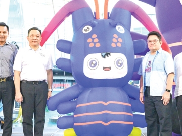 ทูตวัฒนธรรมการท่องเที่ยว : นิรัตน์ พงษ์สิทธิถาวร ผวจ.ภูเก็ต เปิดงาน “JUNGCEYLON SUMMER
2026” ภายใต้ธีมตกแต่ง “Island Vibes with Joong” เพื่อผลักดัน “น้องจุ้ง” มาสคอตประจำถิ่น โดยมี
ประวิช จรรยาสิทธิกุล ประธานเจ้าหน้าที่บริหาร ศูนย์การค้าจังซีลอน ป่าตอง ภูเก็ต ต้อนรับ พร้อม อาวุธ หนูเชต
รองนายกเทศมนตรีเมืองป่าตอง