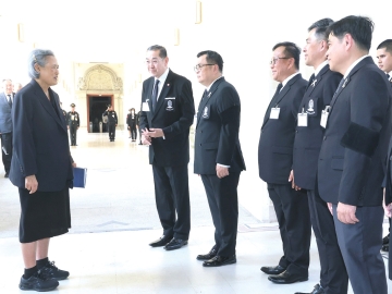 สมเด็จพระกนิษฐา
ธิราชเจ้า กรมสมเด็จพระเทพรัตนราชสุดาฯ สยามบรมราชกุมารี เสด็จพระราชดำเนินไปทรงฟัง ผศ.ธรณ์ ธำรงนาวาสวัสดิ์ แสดงปาฐกถาชุด “สิรินธร” ครั้งที่ 36 หัวข้อ “การอนุรักษ์เต่าทะเล ณ เกาะมันใน” ซึ่งสรุปได้ว่า สถานการณ์
โลกร้อนในปัจจุบันส่งผลกระทบโดยกว้าง ทำให้เกิดความเสี่ยงต่อ
ระบบนิเวศของไทย
ณ อาคารมหาจุฬา
ลงกรณ์ จุฬาลงกรณ์มหาวิทยาลัย เขต
ปทุมวัน กรุงเทพ
มหานคร เมื่อวันอังคารที่ 24 มีนาคม 2569 เวลา 14.26 น.