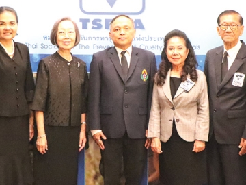 โรงเรียนนำร่องต้นแบบ : รศ.ดร.วรากรณ์ สามโกเศศ และ รศ.ดร.น.สพ.ปานเทพ รัตนากร 2 อุปนายก สมาคมป้องกันการทารุณสัตว์แห่งประเทศไทย ร่วมลงนามความร่วมมือการพัฒนาคุณธรรมด้านความเมตตากรุณาต่อสัตว์อย่างรับผิดชอบ กับผู้บริหารโรงเรียน 11 แห่ง โดยมี ดร.อำนาจ สายฉลาด ผอ.สำนัก
การลูกเสือ ยุวกาชาดฯ และ ดร.คุณหญิงกษมา วรวรรณ ณ อยุธยา อดีตปลัดกระทรวงศึกษาธิการ ร่วมพิธี