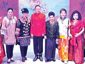 งานคืนสู่เหย้า...สังสรรค์ศิษย์เก่า : ดร.นุชนาถ วสุรัตน์, ลลิสา จงบารมี, ดร.ลาลีวรรณ กาญจนจารี และ
ศิริลักษณ์ ไม้ไทย 4 สาวแกร่งแห่ง “ชมรมสายสัมพันธ์ ไทย-จีน 2019” ร่วมกันจัดงาน “สายสัมพันธ์ไทย-จีน 2019 Chinese New Year Celebration” ในคอนเซ็ปต์ “VOGUE International Fashion Week” โดยมี คุณหญิงโรส บริบาลบุรีภัณฑ์, สนั่น - คุณหญิงณัฐิกา อังอุบลกุล ร่วมงาน ที่ โรงแรมเจดับบลิว แมริออท กรุงเทพ