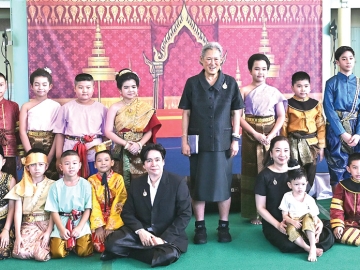 สมเด็จพระกนิษฐาธิราชเจ้า กรมสมเด็จพระเทพรัตนราชสุดาฯ สยามบรมราชกุมารี เสด็จพระราชดำเนินไปในงานปิดภาคเรียน ประจำปีการศึกษา 2568 ณ โรงเรียนอนุบาลไผทวิทยา (มูลนิธิชัยพัฒนา) อำเภอเมือง จังหวัดนครปฐม ซึ่งเปิดสอนชั้นอนุบาลถึงประถมศึกษาปีที่ 6 โอกาสนี้ พระราชทานเกียรติบัตรแก่ครูผู้สอน
นักเรียนที่ได้รับรางวัลระดับชาติและนักเรียนที่ได้รับรางวัลต่างๆ พระราชทานพระราชวโรกาสให้ ผู้แทนครูและนักเรียนเข้าใหม่ เฝ้าฯ ถวายตัว และผู้แทนนักเรียน
ชั้นประถมศึกษาปีที่ 6 กราบถวายบังคมลาในโอกาสสำเร็จการศึกษา พร้อมทอดพระเนตรการแสดงของนักเรียนและนิทรรศการผลงานวิชาการที่ได้รับรางวัล