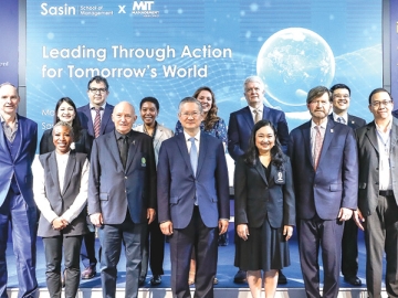 เสวนา : ศ.ดร.เอียน เฟนวิค ผอ.สถาบันบัณฑิตบริหารธุรกิจ ศศินทร์ แห่งจุฬาลงกรณ์มหาวิทยาลัย, ชาติศิริ
โสภณพนิช กก.ผจก.ใหญ่ ธนาคารกรุงเทพ และ ประธาน MIT Sloan ASEAN Office Advisory Council
ร่วมกันจัดงาน “Sasin x MIT 2026 : Leading Through Action for Tomorrow’s World”
เพื่อแลกเปลี่ยนมุมมองด้านภาวะผู้นำ นวัตกรรม และปัญญาประดิษฐ์ในโลกแห่งอนาคต ที่สถาบันฯ ศศินทร์