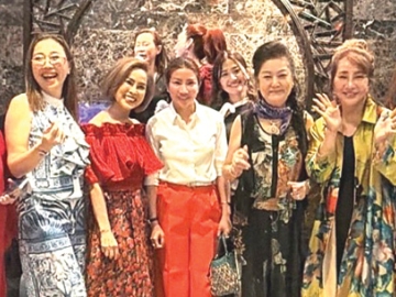 สส.หญิงเก่ง : กลุ่มแม่บ้าน ชมรมสุขสวัสดิ์ 14 จัดงานเลี้ยงแสดงความยินดีกับ แอนศิริ วลัยกนก ที่ได้รับ
การเลือกตั้งเป็นสมาชิกสภาผู้แทนราษฎร กรุงเทพมหานคร เขตทุ่งครุ-เขตราษฎร์บูรณะ เป็นสมัยที่ 2 เพื่อพัฒนา
คุณภาพชีวิตชาวทุ่งครุ-ราษฎร์บูรณะอย่างยั่งยืน โดยมี ทิพวรรณ สงวนเลิศฤทัย, สุนันทา อาภาสกุลเดช, ชญาดา
หนูน้อย, อริศรา มงคลไทยศิริ และ กฤตญากร กาญจนาธนภัต ร่วมงาน ที่โรงแรม เจซี เควิน สาทร กรุงเทพ