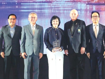 องค์กรต้นแบบแห่งปี : จรัสพักตร์ การปลื้มจิตต์ ผช.กก.ผจก.อาวุโส ทรัพยากรบุคคล บมจ.ไทยน้ำทิพย์ คอร์ปอเรชั่น ผู้ผลิตและจำหน่ายเครื่องดื่ม “โคคา-โคล่า” ใน 63 จังหวัดของไทย รับรางวัล “Outperforming
Enterprises Thailand Award 2025” สะท้อนความสำเร็จด้านการบริหารทรัพยากรบุคคล และความแข็งแกร่ง
ขององค์กรและบุคลากรที่มีศักยภาพ สามารถปรับตัวและต่อยอดการเติบโตต่อไปได้อย่างยั่งยืนในระยะยาว