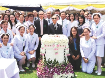 ยกระดับบริการ : ศ.นพ.ศุภชัย ไชยธีระพันธ์ ปธ.กก.โรงพยาบาลเจ้าพระยา และ นพ.พงษ์พัฒน์ ปธานวนิช
รอง ปธ.กก. จัดพิธีวางศิลาฤกษ์อาคารใหม่ (อินเตอร์เนชันแนล) เพื่อรองรับการขยายตัวของบริการ
ด้านสุขภาพและเพิ่มศักยภาพการดูแลผู้ป่วยอย่างครบวงจร เน้นการพัฒนาโครงสร้างพื้นฐานทางการแพทย์ให้ทันสมัย รองรับเทคโนโลยีการรักษาขั้นสูง มุ่งสู่การเป็นศูนย์กลางด้านการแพทย์ที่มีคุณภาพในระดับสากล