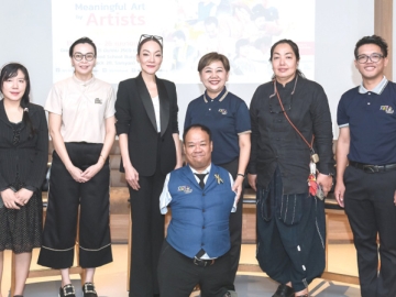 ศิลปะของผู้พิการ : ทิพย์ลดา เชาวนปรีชา กก.มูลนิธิสัมพันธ์ เชาวนปรีชา เปิดงาน
นิทรรศการ “Born To Be เกิดมาเพื่อสร้างแรงบันดาลใจ” จัดโดย มูลนิธิ
อาร์ตโนแฮนด์ และ เดอะฟู้ด สคูล บางกอก เพื่อส่งต่อแรงบันดาลใจให้ตระหนัก
ถึงพลังของความพยายามและการไม่ยอมแพ้ ที่บล็อก 28 ซอยจุฬา 7 สามย่าน