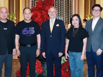 สายการบินแห่งชาติ : มร.อังเดร บรัวฮาร์ท ผจก.ทั่วไป โรงแรมอัศวิน แกรนด์ คอนเวนชั่น ต้อนรับ ชาย เอี่ยมศิริ ประธานเจ้าหน้าที่บริหาร บมจ.การบินไทย ในโอกาสมาเป็นประธานในงานเลี้ยงขอบคุณสื่อมวลชนของ บริษัท การบินไทย จำกัด (มหาชน) โดยมีคณะผู้บริหารร่วมต้อนรับ ที่ โรงแรมอัศวิน แกรนด์ คอนเวนชั่น