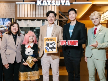ขยายฐานลูกค้า : ธีรวัฒน์ เลิศถิรพันธ์ ผช.กก.ผจก.ใหญ่อาวุโส กลุ่ม Asian
Cuisine บจก.เซ็นทรัล เรสตอรองส์ กรุ๊ป และ รวีวรรษ องค์วิศิษฐ์ ผจก.โครงการธุรกิจอาวุโส มิวส์ คอมมิวนิเคชัน จัดแคมเปญ “KATSUYA l SPY x FAMILY”
นำความสนุกของโลกสายลับมาผสานกับเมนูซิกเนเจอร์ทงคัตสึ ที่ ร้านคัตสึยะ