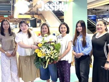 รสชาติไทยดั้งเดิม : จรูญรัตน์ สาลี กก.ผจก.บจก.พาราไดซ์ พาร์ค ร่วมยินดีกับ ปภาดา แต้กิจพัฒนา เจ้าของกิจการ “ร้านวรรธนา ขนมไทย” ในโอกาสเปิดสาขาใหม่ บริการขนมไทยห่อใบตองที่คัดสรรวัตถุดิบจากธรรมชาติ 100% รสชาติเข้มข้น หอมมัน หวานน้อย มีหลากหลายเมนู ที่ ศูนย์การค้าพาราไดซ์ พาร์ค