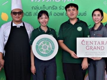 เพื่อความยั่งยืน : เชฟพนัส บาลธนะจักร ผช.ผอ.แผนกครัว โรงแรมเซ็นทารา แกรนด์ฯ
ลาดพร้าว พร้อมด้วย วุฒิศักดิ์ วงค์สิทธิ์ ผจก.ฝ่ายสื่อสารการตลาด และ บัณฑิตา จิตตประไพ ผจก.ด้านคุณภาพและสุขอนามัย เข้าร่วม “โครงการครัวรักษ์อาหาร” โดยความร่วมมือระหว่าง Central Group และ SOS Thailand