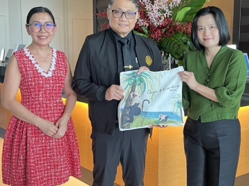 มอบของที่ระลึก : สุพรรษา ตั้งวิทยากุล ผจก.โรงแรมแคนทารี กบินทร์บุรี ต้อนรับ เรือเอกสาโรจน์ คมคาย อธิบดีกรมสวัสดิการและคุ้มครองแรงงาน ที่มาเป็นประธานการสัมมนาหลักสูตร “พ.ร.บ.ความปลอดภัย อาชีวอนามัยฯ และสภาพแวดล้อมในการทำงาน”