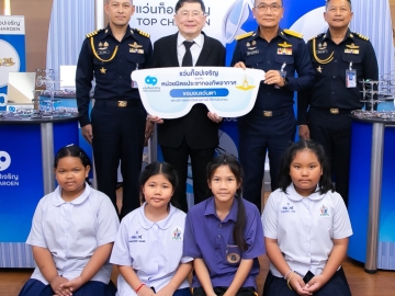 “แว่นตาเพื่อคุณภาพชีวิตที่ดีกว่า” : นพศักดิ์ ตรีพรชัยศักดิ์ ปธ.จนท.
บห.บมจ.ร่วมเจริญพัฒนา ร่วมกับ พล.อ.ต.สุวัฒน์ จตุรงค์พลาธิปัต
ผอ.สำนักกิจการพลเรือนฯ จัดกิจกรรมช่วยเหลือด้านสายตาและการมองเห็นให้แก่ประชาชนที่อยู่ในพื้นที่โดยรอบกองทัพอากาศ