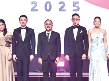 สุดยอดนักขาย : ชูฉัตร ประมูลผล เลขาธิการ คณะกรรมการกำกับและส่งเสริมการประกอบธุรกิจประกันภัย,
สาระ ล่ำซำ ประธานเจ้าหน้าที่บริหาร บมจ.เมืองไทยประกันชีวิต, สลิล ล่ำซำ และ ดร.สุธี โมกขะเวส กก.ผจก.
ร่วมเป็นประธานในพิธีมอบรางวัลเกียรติยศฝ่ายขายประจำปี 2568 “MUANG THAI LIFE CONVENTION
2025” ที่พร้อมดูแลและคอยเคียงข้างลูกค้าในทุกช่วงจังหวะของชีวิต ที่ โรงแรมไบรท์ตัน แกรนด์ พัทยา