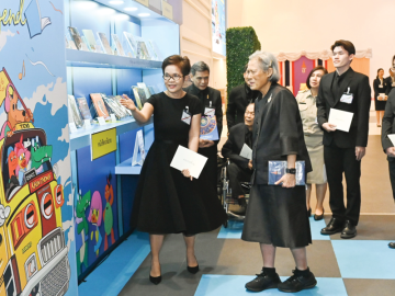 สมเด็จพระกนิษฐาธิราชเจ้า กรมสมเด็จพระเทพรัตนราชสุดาฯ สยามบรมราชกุมารี เสด็จพระราชดำเนินไปทรงเปิดงานสัปดาห์
หนังสือแห่งชาติ ครั้งที่ 54 และสัปดาห์หนังสือนานาชาติ ครั้งที่ 24 ซึ่งมีสำนักพิมพ์ร่วมออกร้านมากกว่า 1,028 บูธ
โอกาสนี้ พระราชทานเกียรติบัตรแก่ผู้มีอุปการคุณและผู้ชนะการประกวดหนังสือดีเด่น ประจำปี 2569 และทอดพระเนตร
การจัดงานซึ่งจัดขึ้นภายใต้แนวคิด “Legend” ณ ศูนย์การประชุมแห่งชาติสิริกิติ์ เมื่อวันศุกร์ที่ 27 มีนาคม 2569 เวลา 14.30 น.