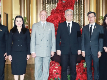 “ฟ้องไม่สุจริต” : มร.อังเดร บรัวฮาร์ท ผจก.ทั่วไป โรงแรมอัศวิน แกรนด์ฯ ต้อนรับ วีระพงศ์ สุดาวงศ์
รองประธานศาลฎีกา ในพิธีเปิดการประชุมเรื่อง “การพัฒนาแนวปฏิบัติของศาลในการป้องกันและระงับ
การฟ้องคดีโดยไม่สุจริต” จัดโดย มูลนิธิคลูนีย์เพื่อความยุติธรรม โดยมี พงษ์เดช วานิชกิตติกูล ผู้พิพากษา
หัวหน้าคณะในศาลฎีกา และ ดร.อติภา จันทร์วีระเสถียร ร่วมงาน ที่ โรงแรมอัศวิน แกรนด์ คอนเวนชั่น