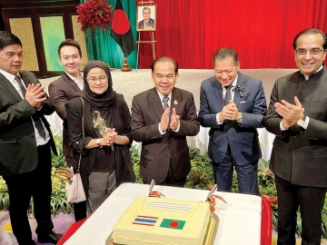 วันชาติ “บังกลาเทศ” : ไฟยาซ มูร์ชิด คาซี เอกอัครราชทูตสาธารณรัฐประชาชนบังกลาเทศประจำ
ราชอาณาจักรไทย เปิดงานเฉลิมฉลองครบรอบ 55 ปี วันเอกราชและวันชาติของสาธารณรัฐประชาชน
บังกลาเทศ ค.ศ.1971 โดยมี ศรัณย์ เจริญสุวรรณ ปลัดกระทรวงการต่างประเทศ ร่วมงาน ท่ามกลางคณะทูตานุทูต
และแขกผู้มีเกียรติต่างๆ มากมายจากหลากหลายวงการมาร่วมแสดงความยินดี ที่ โรงแรมแชงกรี-ลา กรุงเทพ