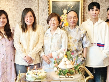 สุขสันต์วันเกิด : ศ.ดร.นพ.เฉลิม หาญพาณิชย์ ประธานเจ้าหน้าที่บริหาร บมจ.บางกอก เชน ฮอสปิทอล
และภริยา ผศ.ดร.พญ.สมพร หาญพาณิชย์ นัดเลี้ยงอาหารมื้อกลางวันเพื่อฉลองวันเกิดให้แก่บุตรสาว
คนเล็ก ดร.พรสุดา หาญพาณิชย์ โดยมีบุตรสาวคนโต ดร.พญ.พรลักษณ์ หาญพาณิชย์ พร้อมด้วย พีท กันตพร
หาญพาณิชย์ และ แก้มบุ๋ม ปรียาดา สิทธาไชย ร่วมอวยพร ที่ โรงแรม ดิ เอมเมอรัลด์ ถนนรัชดาภิเษก