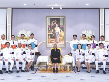 สมเด็จพระกนิษฐาธิราชเจ้า กรมสมเด็จพระเทพรัตนราชสุดาฯ สยามบรมราชกุมารี เสด็จออก ณ วังสระปทุม พระราชทานพระราชวโรกาสให้ ศ.นฤมล
ภิญโญสินวัฒน์ รัฐมนตรีว่าการกระทรวงศึกษาธิการ และประธานกรรมการคุรุสภา นำคณะครูพร้อมด้วยผู้บริหารสถานศึกษา ผู้บริหารการศึกษา ศึกษานิเทศก์ และบุคคล
ที่มีผลงานดีเด่นระดับชาติ เฝ้าทูลละอองพระบาท รับพระราชทานรางวัล ครูภาษาไทยดีเด่น ครูภาษาฝรั่งเศสดีเด่น คุรุสภาระดับดีเด่น โอกาสนี้ คณะกรรมการ
คุรุสภา พร้อมด้วยคณะกรรมการมาตรฐานวิชาชีพ และเจ้าหน้าที่คุรุสภา ร่วมเฝ้าทูลละอองพระบาทด้วย เมื่อวันพฤหัสบดีที่ 26 มีนาคม 2569 เวลา 15.00 น.