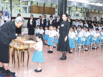 สมเด็จพระกนิษฐาธิราชเจ้า กรมสมเด็จพระเทพรัตนราชสุดาฯ สยามบรมราชกุมารี เสด็จพระราชดำเนินแทนพระองค์ไปในการพระราชทานประกาศนียบัตร และรางวัลเรียนดีแก่นักเรียนชั้นอนุบาล ชั้นประถมศึกษา
และชั้นมัธยมศึกษา ประจำปีการศึกษา 2568 ในการนี้ พระราชทานพระราชวโรกาสให้ นักเรียนใหม่
ที่เข้าเรียนในปีการศึกษา 2568 พร้อมผู้ปกครอง เฝ้าทูลละอองพระบาท ถวายตัว ณ โรงเรียนจิตรลดา