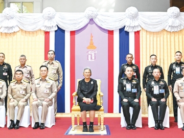 สมเด็จพระกนิษฐาธิราชเจ้า กรมสมเด็จพระเทพรัตนราชสุดาฯ สยามบรมราชกุมารี เสด็จพระราชดำเนินไปทรงเปิดอาคารอนุสรณ์สถาน สำนักงานปลัดกระทรวงกลาโหม เพื่อเฉลิมพระเกียรติและสำนึกในพระมหากรุณาธิคุณแห่งพระมหากษัตริย์ และพระบรมวงศานุวงศ์ ผู้ทรงปกป้องผืนแผ่นดินไทย รักษาไว้ซึ่งเอกราช และอธิปไตยของชาติ เป็นแหล่งเรียนรู้ด้านประวัติศาสตร์แก่ข้าราชการและประชาชนให้ตระหนักในคุณค่าของความมั่นคงและอธิปไตยของชาติไทย พร้อมพระราชทานของที่ระลึกแก่ผู้สนับสนุนการจัดสร้าง ณ สำนักงานปลัดกระทรวงกลาโหม อำเภอปากเกร็ด จังหวัดนนทบุรี เมื่อวันอังคารที่ 31 มีนาคม 2569 เวลา 14.23 น.