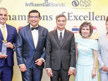 แบรนด์โดดเด่นแห่งปี : ริคาร์โด้ เบารอตโต้ ประธานเจ้าหน้าที่บริหาร ธุรกิจเซ็นทรัล ฟู้ด โฮลเซลล์ ศูนย์ค้าส่งวัตถุดิบอาหารที่มีความสดใหม่ตลอดเวลาเพื่อผู้ประกอบการ รับรางวัล Outstanding Brands ในงาน “2025 ASIA CEO SUMMIT & AWARD CEREMONY”จาก อภิสิทธิ์ เวชชาชีวะ อดีตนายกรัฐมนตรีด้วยบทบาทผู้ดำเนินธุรกิจค้าส่งวัตถุดิบอาหารคุณภาพที่เติบโตอย่างรวดเร็ว ที่ โรงแรมอีสติน แกรนด์ พญาไท กรุงเทพ