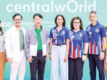 สนามพิคเกิลบอล : ทยา ทีปสุวรรณ นายกสมาคมกีฬาพิคเกิลบอล นำทีมเยี่ยมชมสนามพิคเกิลบอล
หน้าศูนย์การค้าเซ็นทรัลเวิลด์ โดยมี ดร.ณัฐกิตติ์ ตั้งพูลสินธนา กก.ผจก.ใหญ่ สายงานการตลาด บมจ.เซ็นทรัลพัฒนา
ต้อนรับ โดยสนามนี้เป็นหนึ่งในไฮไลต์แคมเปญ “Summer Fest: centralwOrld The Summer Club 2026” ที่รวมกีฬา แฟชั่น ดนตรี และคอมมูนิตี้ของคนเมืองไว้ในพื้นที่เดียว เปิดให้เล่นฟรี ถึง 10 พฤษภาคม 2569