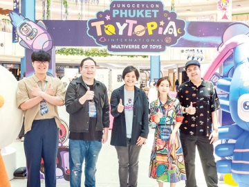 ของเล่นอาร์ตทอยนานาชาติ ครั้งที่ 2 : ดิสรา จ่างเจริญ ผจก.อาวุโสแผนกการตลาด ศูนย์การค้าจังซีลอน ป่าตอง ภูเก็ต เป็นประธานเปิดงาน “JUNGCEYLON PHUKET TOYTOPIA INTERNATIONAL” ตอน “MULTIVERSE OF TOYS” รวบรวมร้านค้าอาร์ตทอยชั้นนำกว่า 40 บูธ จาก 15 ประเทศทั่วโลก มาจัดแสดงผลงานและจำหน่าย โดยมีตัวแทนศิลปินอาร์ตทอยร่วมงาน ที่ ศูนย์การค้าจังซีลอน ป่าตอง ภูเก็ต