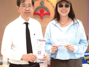 สร้างกุศลอันไม่มีที่สิ้นสุด : รศ.นพ.สุภนิติ์ นิวาตวงศ์ ผอ.ศูนย์รับบริจาคอวัยวะ สภากาชาดไทย ต้อนรับ คริสติน่า อากีล่าร์
ราชินีเพลงแดนซ์เมืองไทย ที่มาบริจาคโลหิตพร้อมแสดงความจำนง
บริจาคอวัยวะ ณ ศูนย์รับบริจาคอวัยวะ สภากาชาดไทย