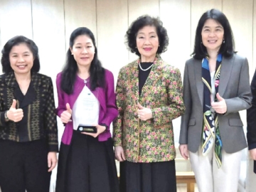 มาตรฐานโรงแรมต้นแบบ : ดร.อารยา อรุณานนท์ชัย ประธานเจ้าหน้าที่บริหาร บจก.เอส แอนด์ เอ เอ็นเตอร์ไพรส์
ยินดีกับ ดร.จุฑามาศ อรุณานนท์ชัย และคณะผู้บริหาร โรงแรมเฮอริเทจ แกรนด์ ขอนแก่นฯ ที่ได้รับโล่ประกาศ
เกียรติคุณ โรงแรมปลอดเชื้อ Legionella และ โรงแรมเฮอริเทจ เชียงรายฯ ที่ได้รับรางวัลมาตรฐาน “GREEN Health Hotel” จาก กรมอนามัย กระทรวงสาธารณสุข ที่โรงแรมมิราเคิล แกรนด์ คอนเวนชั่น