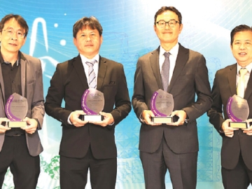 ต่อเนื่องปีที่ 3 : ทาเคชิ โยโคโมริ ประธานเจ้าหน้าที่บริหารการเงิน บมจ.ไทยเซ็นทรัลเคมี
พร้อมคณะผู้บริหาร ร่วมกันรับโล่รางวัลและเกียรติบัตร “CSR-DIW Continuous
Award 2025” โครงการส่งเสริมโรงงานอุตสาหกรรมที่มีความรับผิดชอบต่อสังคม
ชุมชน และสิ่งแวดล้อม จากกรมโรงงานอุตสาหกรรม กระทรวงอุตสาหกรรม