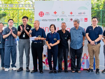 “ตรวจเร็ว รู้ไว รักษาทัน” : รศ.นพ.โอภาส พุทธเจริญ รอง ผอ.ศูนย์วิจัยโรคเอดส์และโรคติดเชื้อ สภากาชาดไทย นำคณะแพทย์ พยาบาล และเจ้าหน้าที่ มาให้บริการตรวจสุขภาพและฉีดวัคซีนเพื่อทำงานเชิงรุก
ของสภากาชาดไทย ที่พยายามลดช่องว่างระหว่างการบริการสุขภาพกับชีวิตประจำวันของผู้คนที่มีข้อจำกัด
ในโครงการ “AIDSID Community Screening: คลองเตย Strong” ที่ศูนย์นันทนาการคลองเตย กรุงเทพมหานคร