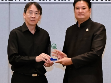 ปุ๋ยคุณภาพมาตรฐาน : บุญฤทธิ์ วัฒนภิญโญ ผจก.ทั่วไปฯ บมจ.ไทยเซ็นทรัลเคมี รับโล่และใบประกาศเกียรติคุณสำหรับผู้ผ่านการรับรองเข้าร่วมโครงการผู้ผลิตปุ๋ยที่มีคุณภาพ จาก รพีภัทร์ จันทรศรีวงศ์
อธิบดีกรมวิชาการเกษตร ที่โรงแรมอัศวิน แกรนด์ คอนเวนชั่น