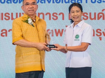 มาตรฐานด้านอนามัย : วุฒิศักดิ์ พิชญกานต์ ผจก.ทั่วไป โรงแรมเซ็นทารา แกรนด์ฯ ลาดพร้าว รับโล่ประกาศเกียรติคุณ โรงแรมที่ดำเนินมาตรการป้องกันและควบคุมเชื้อลีจิโอเนลลาได้อย่างมีประสิทธิภาพ ที่ โรงแรมมิราเคิล แกรนด์ คอนเวนชั่น เขตหลักสี่