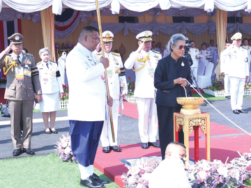 สมเด็จพระกนิษฐาธิราชเจ้า กรมสมเด็จพระเทพรัตนราชสุดาฯ สยามบรมราชกุมารี เสด็จพระราชดำเนินไปทรงประกอบพิธียกเสาพระเมรุมาศ ในการพระราชพิธีถวายพระเพลิงพระบรมศพ สมเด็จพระนางเจ้าสิริกิติ์ พระบรมราชินีนาถ พระบรมราชชนนีพันปีหลวง ทรงถือสายสูตรยกเสาพระเมรุมาศขึ้นตั้ง ทรงโปรยข้าวตอกดอกไม้ที่โต๊ะบวงสรวง แล้วเสด็จเข้าพลับพลาพิธี ทอดพระเนตรการรําบวงสรวงจากสำนักการสังคีต กรมศิลปากร ทรงประเคนจตุปัจจัยไทยธรรมถวายพระสงฆ์ ณ ท้องสนามหลวง กรุงเทพมหานคร โดยมี ท่านผู้หญิงสิริกิติยา เจนเซน และคณะทำงาน เฝ้าทูลละอองพระบาท เมื่อวันศุกร์ที่ 3 เมษายน เวลา 14.08 น.