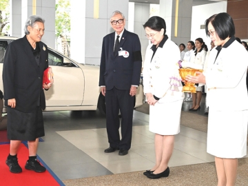 สมเด็จพระกนิษฐาธิราชเจ้า กรมสมเด็จพระเทพรัตนราชสุดาฯ สยามบรมราชกุมารี
อุปนายิกาผู้อำนวยการสภากาชาดไทย นายกสภาสถาบันการพยาบาล
ศรีสวรินทิรา สภากาชาดไทย เสด็จพระราชดำเนินไปทรงเป็นประธานการประชุม
สภาสถาบันฯ ครั้งที่ 62 ณ สถาบันการพยาบาลศรีสวรินทิรา สภากาชาดไทย