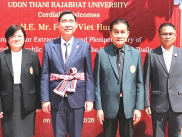 แห่งแรกในประเทศไทย : ฝ่าม เหวียด หุ่ง เอกอัครราชทูตสาธารณรัฐสังคมนิยมเวียดนามประจำราชอาณาจักรไทย
เยี่ยมศูนย์เวียดนามศึกษา ที่ มหาวิทยาลัยราชภัฏอุดรธานี โดยมี ผศ.จรูญ ถาวรจักร์ นายกสภามหาวิทยาลัยฯ,
ผศ.ดร.คณิศรา ธัญสุนทรสกุล อธิการบดี, ทอง กุลธัญญวัฒน์ นายกสมาคมชาวไทยเชื้อสายเวียดนามฯ และ เรืองยุทธ เลือง นายกสมาคมชาวไทยเชื้อสายเวียดนามจังหวัดอุดรธานี ร่วมต้อนรับ