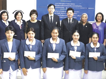 มอบทุน : อ.สุรวัฒน์ ชมภูพงษ์ ประธานมูลนิธิช่วยนักเรียนที่ขาดแคลน ในพระบรมราชินูปถัมภ์ เป็นประธาน
ในพิธีมอบทุนการศึกษาหลักสูตรประกาศนียบัตรผู้ช่วยพยาบาล รุ่นที่ 45 โดยมี รศ.นพ.วีระพงษ์
ภูมิรัตนประพิณ คณบดีคณะเวชศาสตร์เขตร้อน มหาวิทยาลัยมหิดล, อ.ประอรพรรณ อยู่สถาพร ที่ปรึกษา
มูลนิธิฯ และคณาจารย์โรงเรียนผู้ช่วยพยาบาล ต้อนรับ ที่ คณะเวชศาสตร์เขตร้อน มหาวิทยาลัยมหิดล ถนนราชวิถี